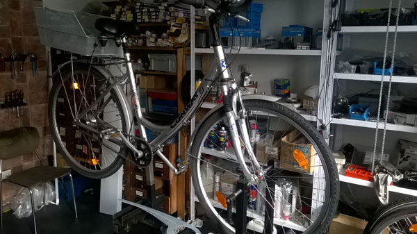 Das Fahrrad besser am Montageständer reparieren