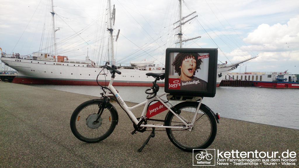 Das Lieferrad direkt am Hafen Stralsund vor die Gorch Fock geparkt.