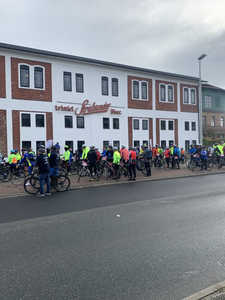 Tour d' Allee 2020 - Teilnehmer vor der Brauerei Stralsund